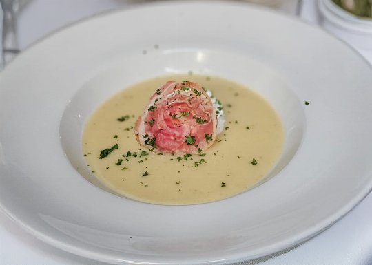 2 Gang: Kleine Creme-Suppe mit Schinken