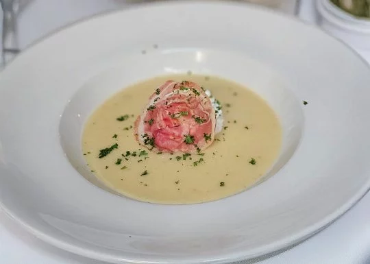 2 Gang: Kleine Creme-Suppe mit Schinken