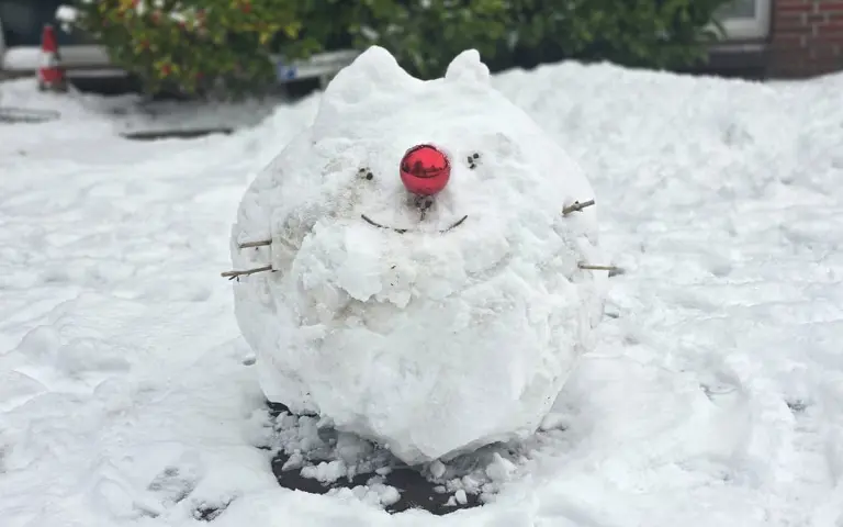 Winterangebot: Blick in ein gemütliches Hotelzimmer mit warmen Farben im Duhner Landhaus